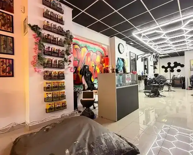 Recepción y zona interior de la barbería