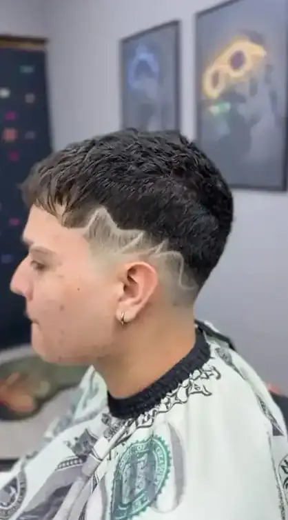 Corte con diseño lateral realizado en FLAMA BARBER SHOP